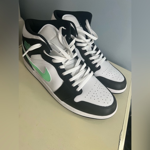 Jordan 1 Mid - Picture 2 of 4